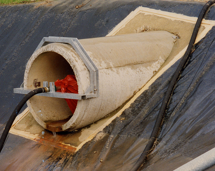 Installation d'un obturateur gonflable dans une grande canalisation / Installation of an inflatable pipe plug in a large pipeline