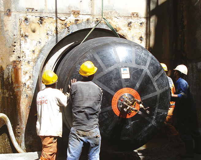 Installation d'un obturateur gonflable dans une canalisation / Installation of an inflatable pipe plug in a pipeline